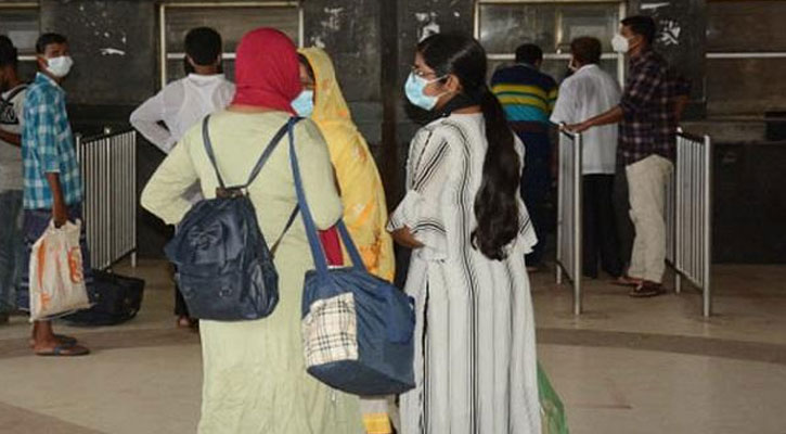 কাউন্টারে ট্রেনের টিকিট বিক্রি শুরু কাউন্টারে ট্রেনের টিকিট বিক্রি শুরু