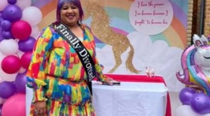 মায়ের ডিভোর্সে সমর্থন দেন দুই ছেলে, খুশিতে পার্টি দিলেন নারী মায়ের ডিভোর্সে সমর্থন দেন দুই ছেলে, খুশিতে পার্টি দিলেন নারী