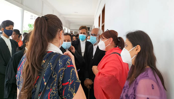 মেয়ে আজই কানাডা যেতে চান, হাইকোর্টে বাবার কান্না মেয়ে আজই কানাডা যেতে চান, হাইকোর্টে বাবার কান্না