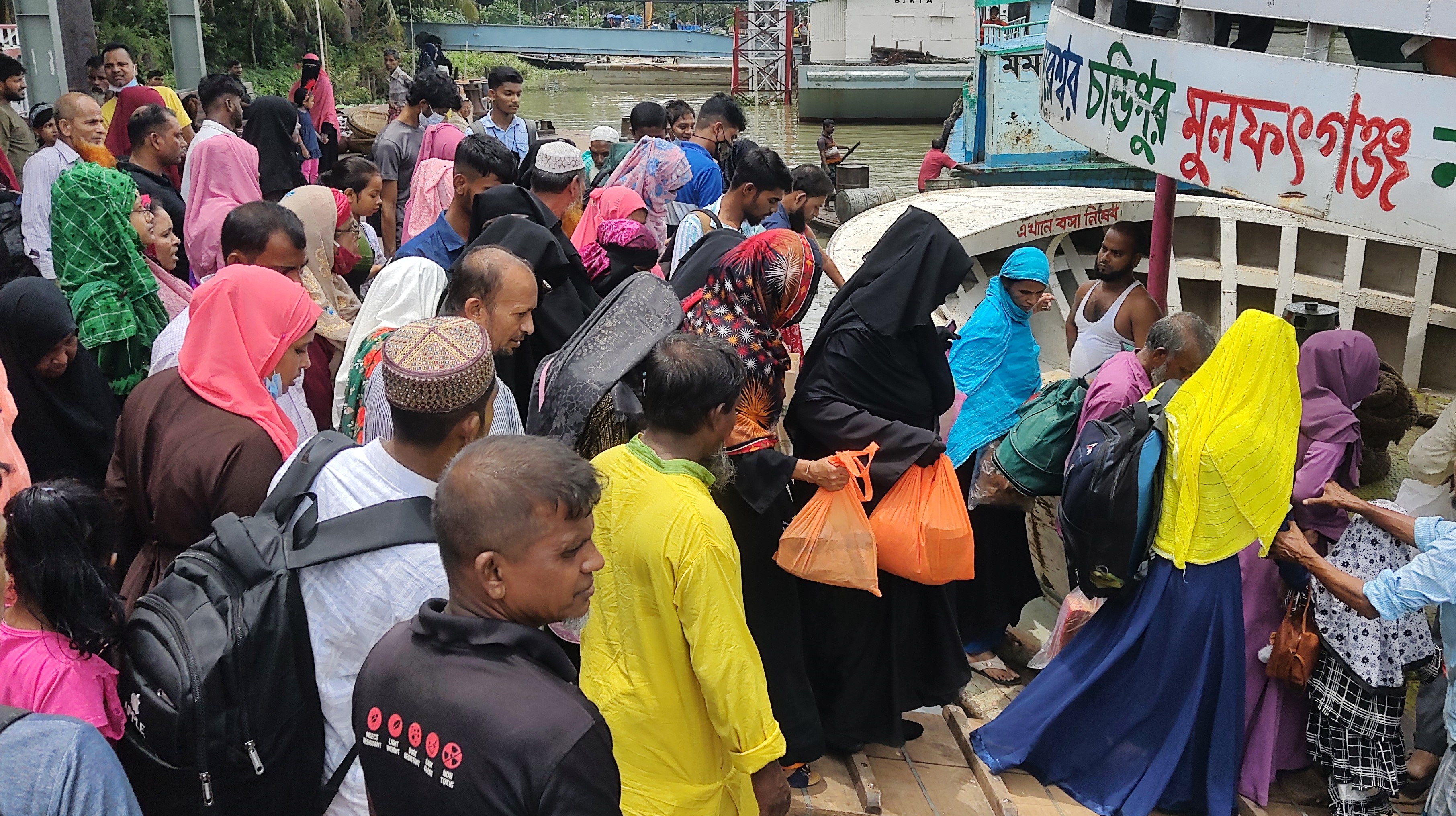 নারায়ণগঞ্জে লঞ্চ যাত্রীদের চাপ বাড়ছে, যাত্রী বেড়েছে ৪-৫গুন নারায়ণগঞ্জে লঞ্চ যাত্রীদের চাপ বাড়ছে, যাত্রী বেড়েছে ৪-৫গুন