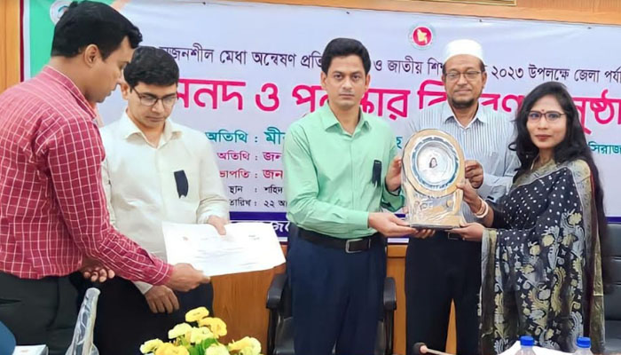 সিরাজগঞ্জে শ্রেষ্ঠ কলেজ শিক্ষক সম্মাননা পেলেন শীলা প্রামানিক সিরাজগঞ্জে শ্রেষ্ঠ কলেজ শিক্ষক সম্মাননা পেলেন শীলা প্রামানিক