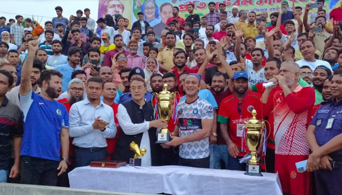 প্রীতি ফুটবল ম্যাচ দেখতে দর্শকের উপচে পড়া ভিড় প্রীতি ফুটবল ম্যাচ দেখতে দর্শকের উপচে পড়া ভিড়