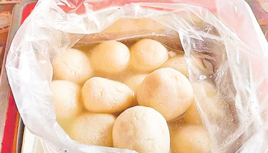 ফেনীর ‘খন্ডলের মিষ্টি’ যাচ্ছে সুদূর আফ্রিকায় ফেনীর ‘খন্ডলের মিষ্টি’ যাচ্ছে সুদূর আফ্রিকায়