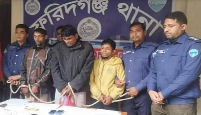 পুলিশ পরিচয়ে ডাকাতি, গ্রেফতার ৩ পুলিশ পরিচয়ে ডাকাতি, গ্রেফতার ৩