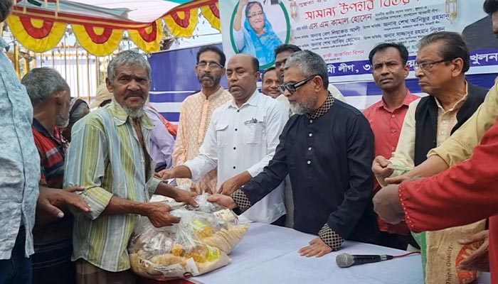 অসহায় মানুষের পাশে দাঁড়ানো ধর্মীয় ও সামজিক দায়িত্ব : এসএম কামাল অসহায় মানুষের পাশে দাঁড়ানো ধর্মীয় ও সামজিক দায়িত্ব : এসএম কামাল