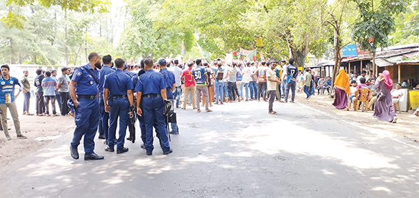 পাবিপ্রবি শিক্ষার্থীদের মহাসড়ক অবরোধ