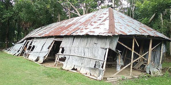 মেরামতের অভাবে খোলা আকাশের নিচে পাঠদান