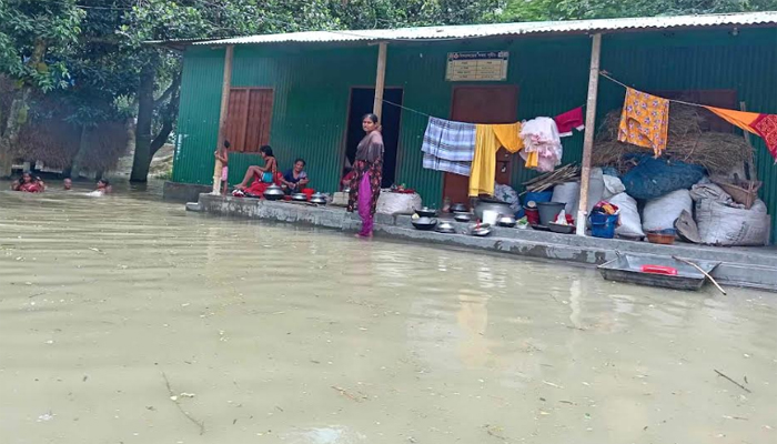 সিরাজগঞ্জে বন্যা পরিস্থিতি অপরিবর্তীত, বাড়ছে দুর্ভোগ