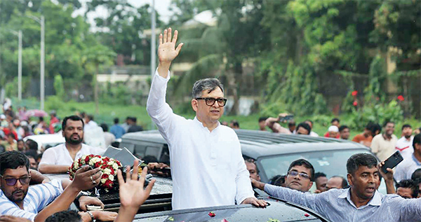 দেশে ফিরলেন বিএনপি নেতা সালাহউদ্দিন দেশে ফিরলেন বিএনপি নেতা সালাহউদ্দিন