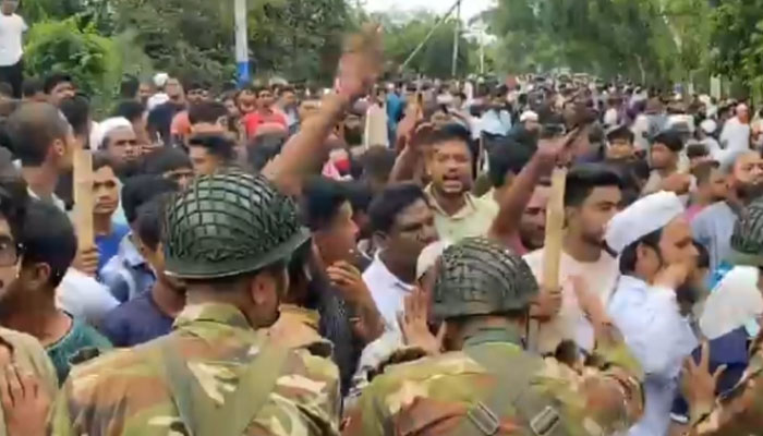 নাটোরে মসজিদ দখল নিয়ে ২ গ্রুপের সংঘর্ষ, কমপক্ষে আহত ২০ নাটোরে মসজিদ দখল নিয়ে ২ গ্রুপের সংঘর্ষ, কমপক্ষে আহত ২০