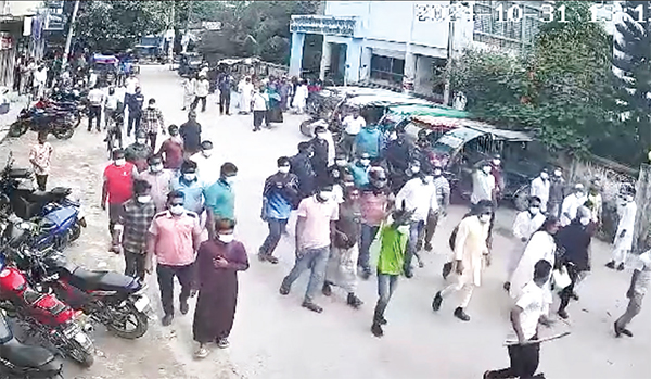 মানিকগঞ্জে হাসপাতালে মুখোশধারীদের হামলা মানিকগঞ্জে হাসপাতালে মুখোশধারীদের হামলা