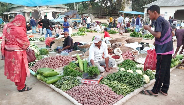 বীরগঞ্জে চালের তুলনায় বেড়েছে আলুর দাম বীরগঞ্জে চালের তুলনায় বেড়েছে আলুর দাম