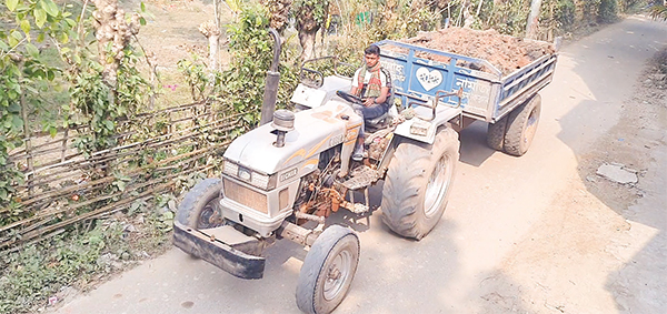 অবৈধ পরিবহনে মাটি বহন করায় চরম দুর্ভোগ অবৈধ পরিবহনে মাটি বহন করায় চরম দুর্ভোগ