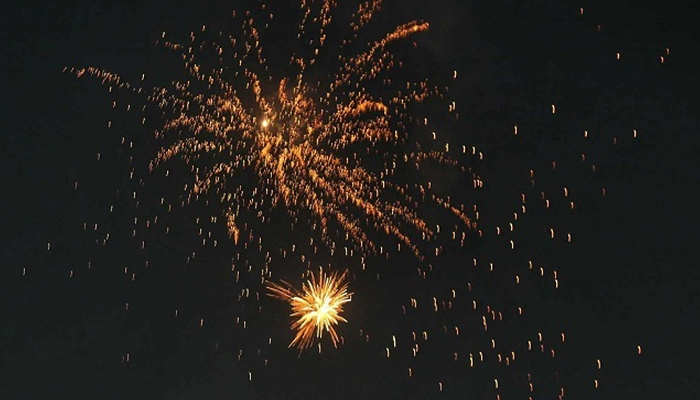 নিষেধাজ্ঞা অমান্য করে এবারও আতশবাজি-পটকায় নতুন বছর উদযাপন নিষেধাজ্ঞা অমান্য করে এবারও আতশবাজি-পটকায় নতুন বছর উদযাপন