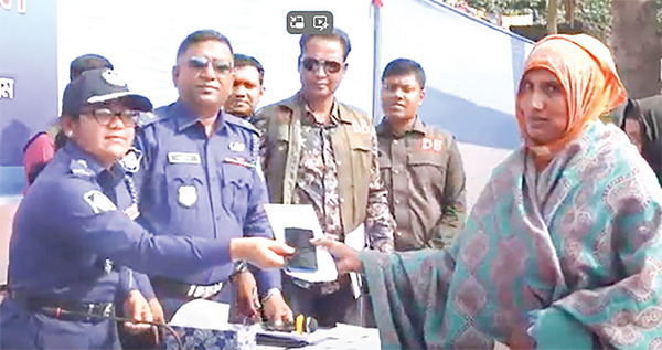 পুলিশি তৎপরতায় হারানো মুঠোফোন উদ্ধার পুলিশি তৎপরতায় হারানো মুঠোফোন উদ্ধার