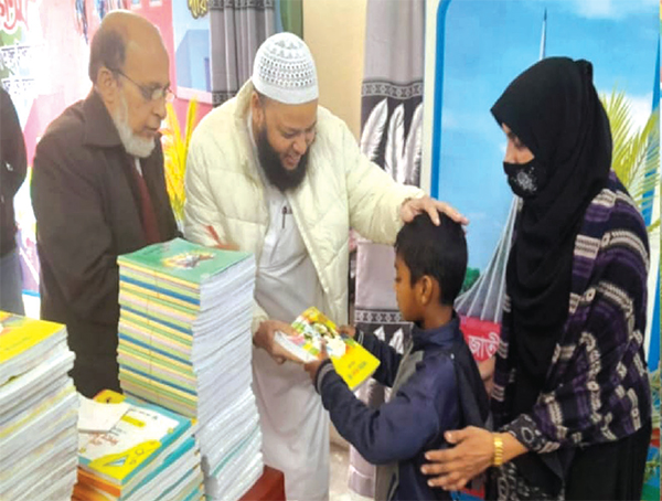 শিক্ষার্থীদের মাঝে বিনামূল্যে সরকারি বই বিতরণ