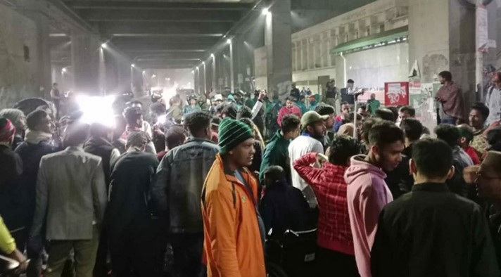 শাহবাগে গণঅভ্যুত্থানে আহতদের সড়ক অবরোধ শাহবাগে গণঅভ্যুত্থানে আহতদের সড়ক অবরোধ