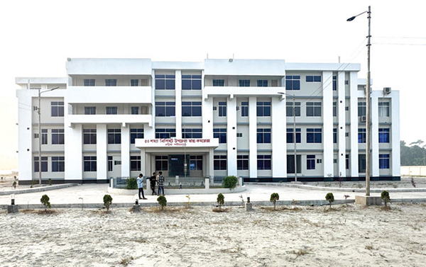 আধুনিক চিকিৎসাসেবা থেকে বঞ্চিত প্রায় তিন লাখ মানুষ আধুনিক চিকিৎসাসেবা থেকে বঞ্চিত প্রায় তিন লাখ মানুষ