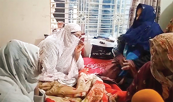 গ্যাস সিলিন্ডার বিস্ফোরণে নিহত তিন শ্রমিকের বাড়িতে শোকের মাতম গ্যাস সিলিন্ডার বিস্ফোরণে নিহত তিন শ্রমিকের বাড়িতে শোকের মাতম