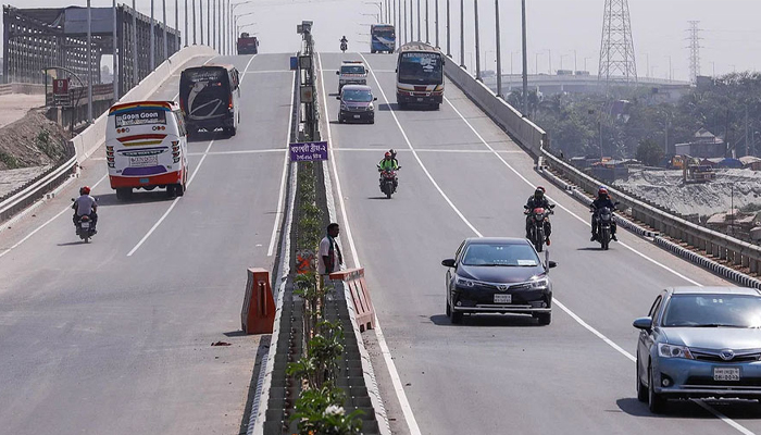 ঢাকা-মাওয়া এক্সপ্রেসওয়েতে ঝরে গেলে ৪ প্রাণ, আহত ২০ ঢাকা-মাওয়া এক্সপ্রেসওয়েতে ঝরে গেলে ৪ প্রাণ, আহত ২০
