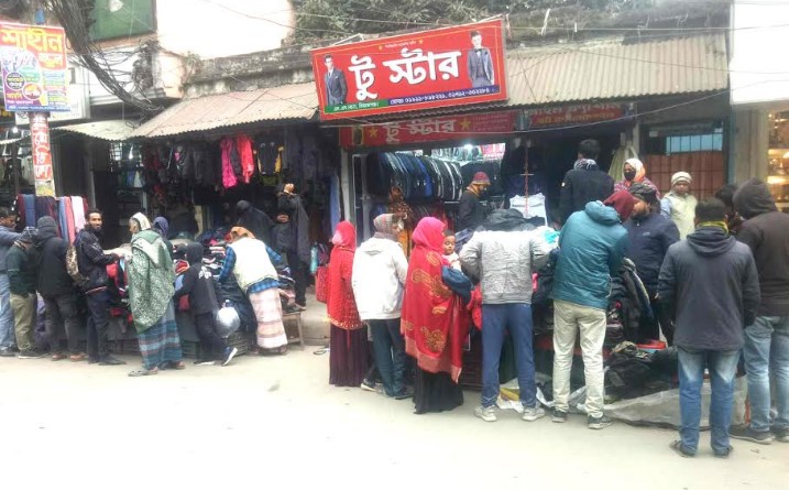 সিরাজগঞ্জে শীত ও হিমেল হাওয়া অব্যাহত শীতবস্ত্র কেনার হিড়িক সিরাজগঞ্জে শীত ও হিমেল হাওয়া অব্যাহত শীতবস্ত্র কেনার হিড়িক