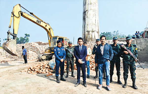 তিন ইটভাটা মালিককে জরিমানা তিন ইটভাটা মালিককে জরিমানা