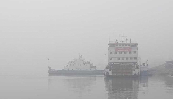 ঘন কুয়াশায় দুই নৌরুটে ফেরি চলাচল বন্ধ ঘন কুয়াশায় দুই নৌরুটে ফেরি চলাচল বন্ধ
