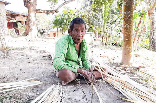 জীবিকার তাগিদে শতবছর বয়সেও বাঁশ-বেতের কাজ জীবিকার তাগিদে শতবছর বয়সেও বাঁশ-বেতের কাজ