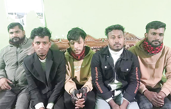 সমন্বয়ক পরিচয়ে চাঁদা দাবি অস্ত্রসহ আটক পাঁচ সমন্বয়ক পরিচয়ে চাঁদা দাবি অস্ত্রসহ আটক পাঁচ