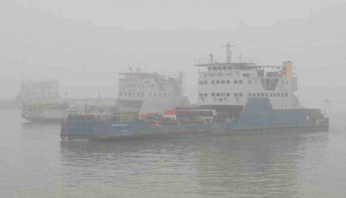 ঘন কুয়াশায় পাটুরিয়া-দৌলতদিয়া নৌরুটে মাঝ নদীতে আটকা দুই ফেরি ঘন কুয়াশায় পাটুরিয়া-দৌলতদিয়া নৌরুটে মাঝ নদীতে আটকা দুই ফেরি