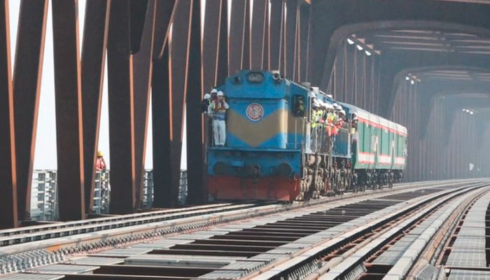 আজ থেকে যমুনা রেলসেতুতে পূর্ণগতিতে চলবে ট্রেন আজ থেকে যমুনা রেলসেতুতে পূর্ণগতিতে চলবে ট্রেন