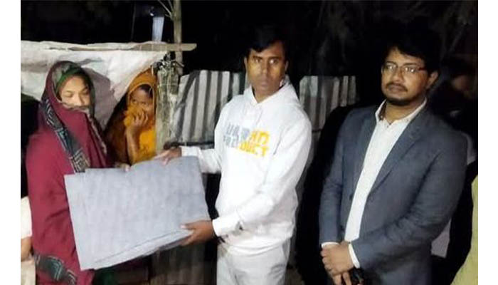 চকরিয়ায় বাড়ি বাড়ি গিয়ে ইউএনও'র কম্বল বিতরণ চকরিয়ায় বাড়ি বাড়ি গিয়ে ইউএনও'র কম্বল বিতরণ