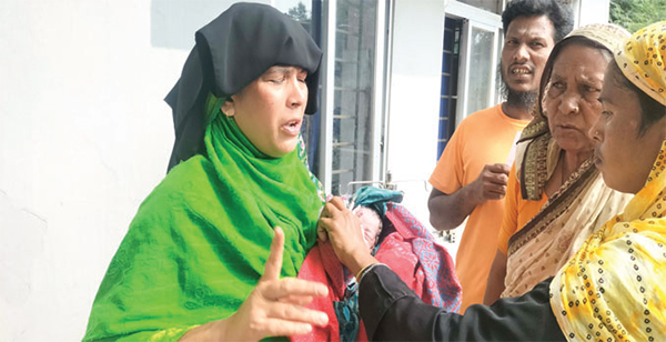 হাসপাতালের সামনে ভ্যানগাড়িতে বাচ্চা প্রসব