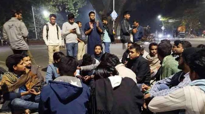 রাতে ঢাবি উপাচার্যের বাসভবনের সামনে শিক্ষার্থীদের বিক্ষোভ রাতে ঢাবি উপাচার্যের বাসভবনের সামনে শিক্ষার্থীদের বিক্ষোভ