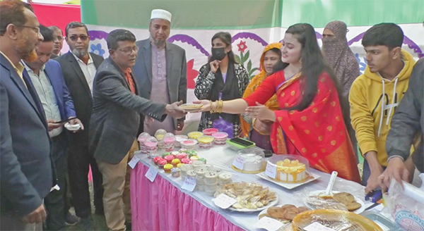সাতক্ষীরায় বাহারি পিঠা উৎসব