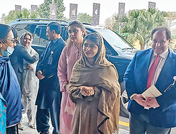 পাকিস্তানে যেতে পেরে খুশি মালালা ইউসুফজাই পাকিস্তানে যেতে পেরে খুশি মালালা ইউসুফজাই