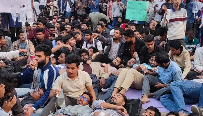 তিন দফা দাবি আদায়ে সচিবালয়ের সামনে অনশনে জবি শিক্ষার্থীরা তিন দফা দাবি আদায়ে সচিবালয়ের সামনে অনশনে জবি শিক্ষার্থীরা