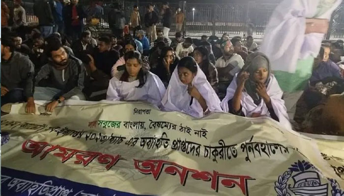 সচিবালয়ের সামনে অব্যাহতিপ্রাপ্ত এসআইদের আমরণ অনশন শুরু সচিবালয়ের সামনে অব্যাহতিপ্রাপ্ত এসআইদের আমরণ অনশন শুরু