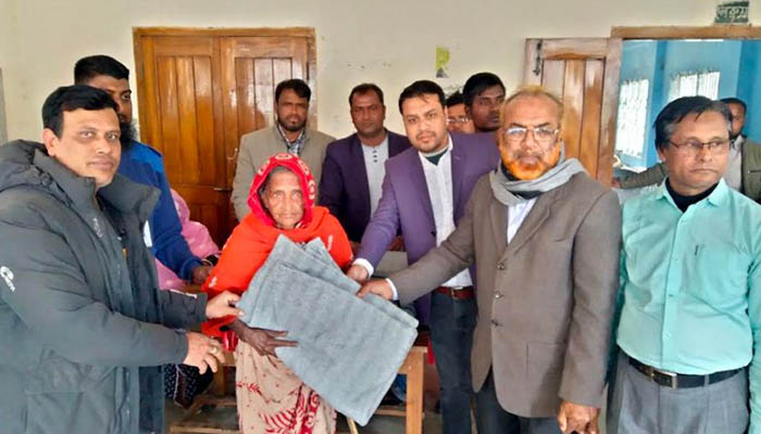 ভূরুঙ্গামারীতে দুস্থদের মাঝে কম্বল বিতরণ
