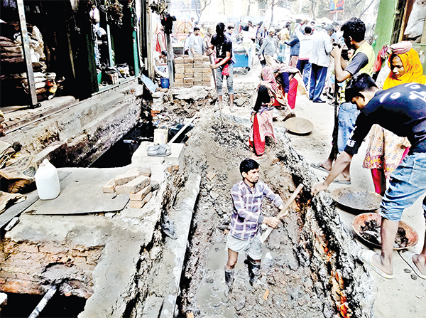 ধীরগতি কাজের কারণে চরম দুর্ভোগ