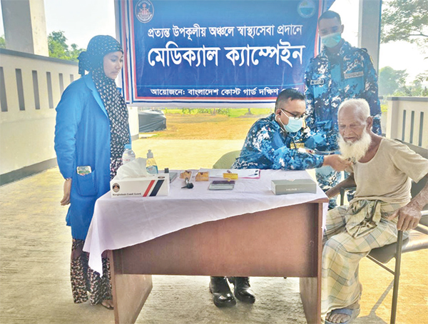 ভোলায় অসহায় মানুষকে কোস্ট গার্ডের স্বাস্থ্যসেবা