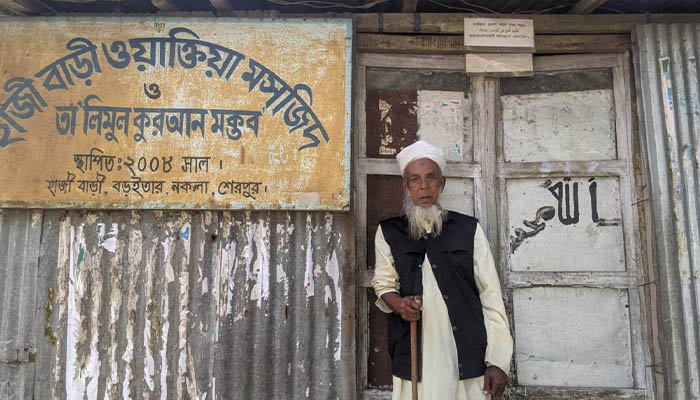 নকলায় গৃহহীন জামাল উদ্দিন ২০ বছর ধরে রাত কাটান মসজিদে