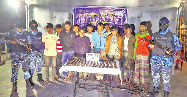 কোস্ট গার্ডের অভিযানে দেশীয় অস্ত্রসহ ১২ ডাকাত আটক