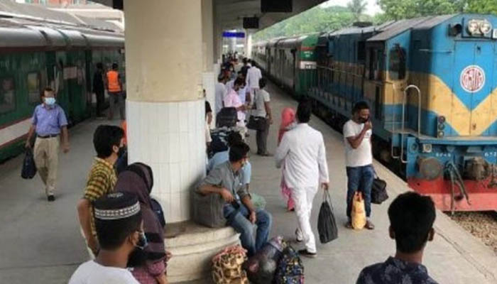 চট্টগ্রামে রেলওয়ে স্টাফদের কর্মবিরতিতে দুর্ভোগে যাত্রীরা চট্টগ্রামে রেলওয়ে স্টাফদের কর্মবিরতিতে দুর্ভোগে যাত্রীরা