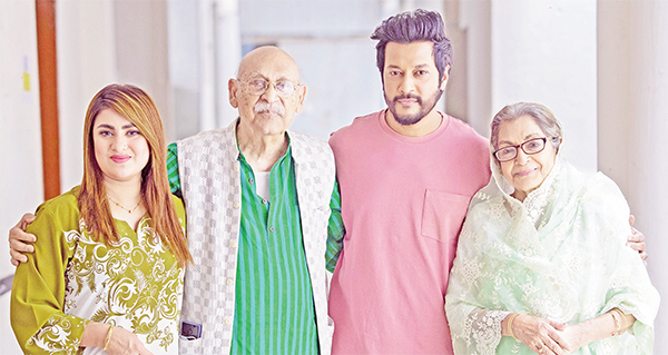 একই বিজ্ঞাপনে তারা