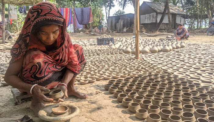 ঐতিহ্যের মৃৎশিল্পে রুটি রোজগার