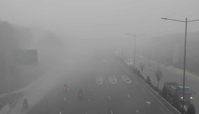 ঘন কুয়াশায় মোড়ানো রাজধানী ঢাকা ঘন কুয়াশায় মোড়ানো রাজধানী ঢাকা