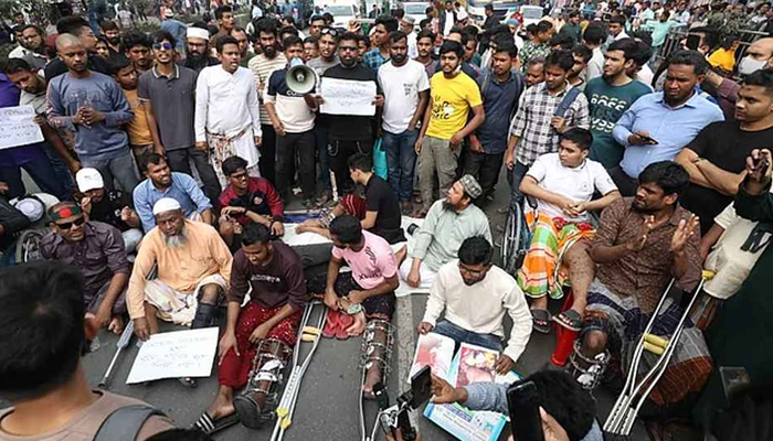 মিরপুর রোডে গণ-অভ্যুত্থানে আহতদের অবরোধ, যান চলাচল বন্ধ মিরপুর রোডে গণ-অভ্যুত্থানে আহতদের অবরোধ, যান চলাচল বন্ধ