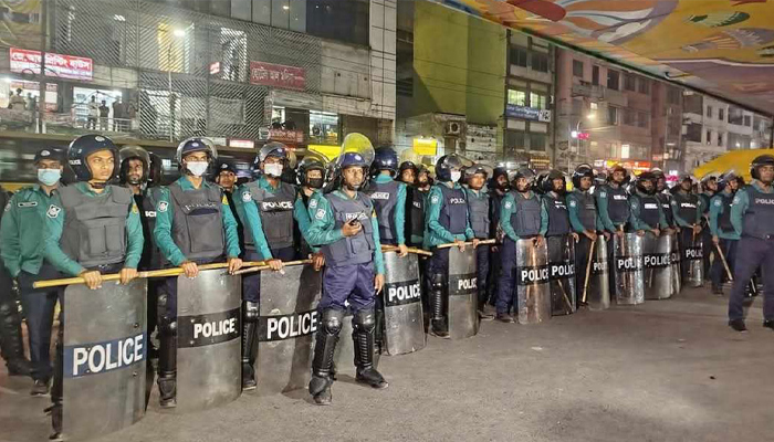 তিতুমীর শিক্ষার্থীদের অবরোধ ঘিরে পুলিশ মোতায়েন, প্রস্তুত জলকামান তিতুমীর শিক্ষার্থীদের অবরোধ ঘিরে পুলিশ মোতায়েন, প্রস্তুত জলকামান