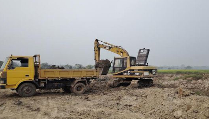 মানিকগঞ্জে কৃষি জমির মাটি বাণিজ্যের উৎসব